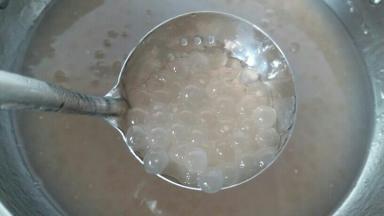 煮西米，多放点水煮哦，边煮边搅拌，煮到西米体积变大，外面变的透明就关火盖盖子闷10分钟！10分钟后再开火煮两分钟，再关火闷，直到西米全透明全熟！然后捞起来放入冰水中