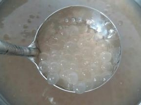 煮西米，多放点水煮哦，边煮边搅拌，煮到西米体积变大，外面变的透明就关火盖盖子闷10分钟！10分钟后再开火煮两分钟，再关火闷，直到西米全透明全熟！然后捞起来放入冰水中