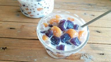 杯子里装牛奶，再装西米，芋圆！无添加芋圆就做好啦！煮好的颜色很漂亮