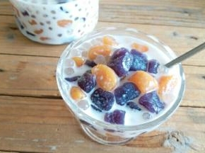 杯子里装牛奶，再装西米，芋圆！无添加芋圆就做好啦！煮好的颜色很漂亮