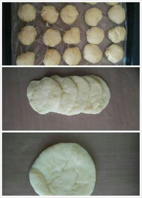 发酵好的面团取出，轻柔排气。平均分成35分，静置15分钟。取面团擀成大小均匀的面皮，五个相互叠加。