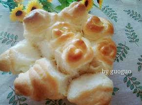 烤好的面包从模具中取出，在烤网上晾凉