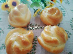 漂亮的玫瑰花面包就完成了，快来吃吧