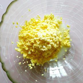 先是用擦菜板把玉米擦成玉米浆。