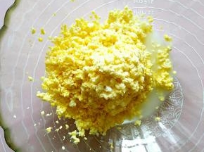 先是用擦菜板把玉米擦成玉米浆。