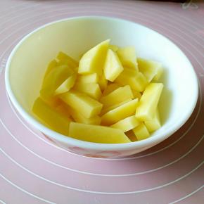 土豆洗净切成小块儿。