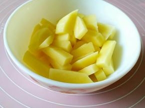 土豆洗净切成小块儿。