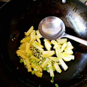 锅中倒油，加入土豆块儿略煎，放入葱花和花椒粉爆香。