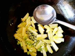 锅中倒油，加入土豆块儿略煎，放入葱花和花椒粉爆香。