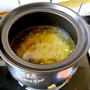 移入聚福煲中，一次性加入足够的水。