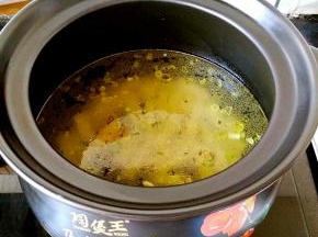 移入聚福煲中，一次性加入足够的水。