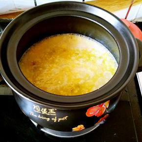 大火烧开后倒入准备好的玉米浆。