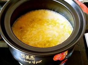 大火烧开后倒入准备好的玉米浆。