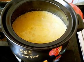 煮至粘稠，加入少许味精和盐调味儿即可。