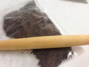 奥利奥饼干碎放在保鲜袋中用擀面杖杖成细沫。