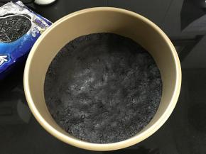 融化后的黄油加入饼干碎拌匀后放入模具中压实，放冰箱冷藏。