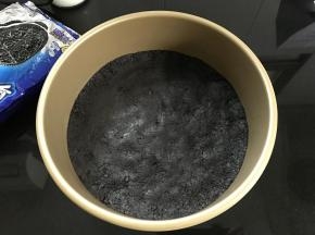 融化后的黄油加入饼干碎拌匀后放入模具中压实，放冰箱冷藏。