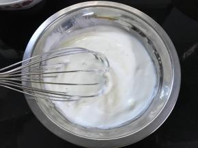 吉利丁片用冰水泡软后挤干水份隔水融化后加入酸奶中搅匀。