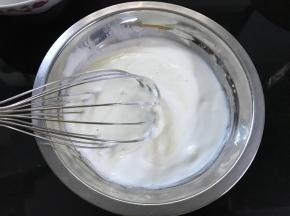 吉利丁片用冰水泡软后挤干水份隔水融化后加入酸奶中搅匀。