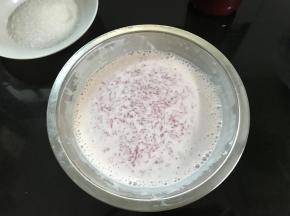 加入杨梅肉搅匀。