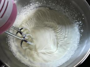 淡奶油加入白砂糖打到7分左右。