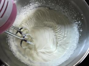 淡奶油加入白砂糖打到7分左右。