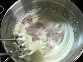 把酸奶糊倒入淡奶油中搅匀。