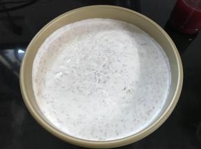 倒入8寸活底模具中，放冰箱冷藏4小时以上。