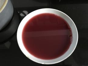 吉利丁片冰水泡软后隔水融化加入杨梅汁中搅匀。
