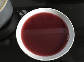 吉利丁片冰水泡软后隔水融化加入杨梅汁中搅匀。