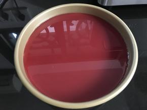 倒入从冰箱冷藏的慕斯中，再放入冰箱冷藏至镜面凝固。