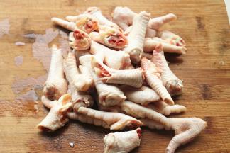 剪去脚趾甲。每个鸡爪剁成三块，全部处理好。