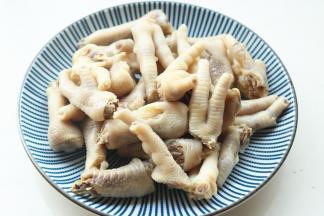 煮好的鸡爪，捞出来过凉水洗净浮沫。