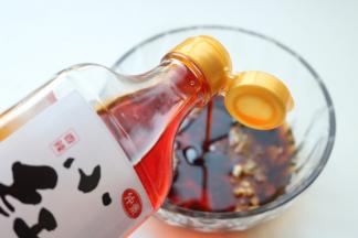 加入所有调料和小红油，拌匀，料汁就做好了。