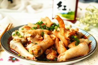 把料汁加在鸡爪上，浸泡一会，入味更好。