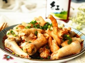 把料汁加在鸡爪上，浸泡一会，入味更好。