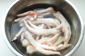 鸡爪浸泡一会，清洗干净。如果买没处理过的鸡爪，还要去掉表面的一层老皮，我买的是处理过的。