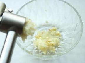 蒜压成蒜蓉。
