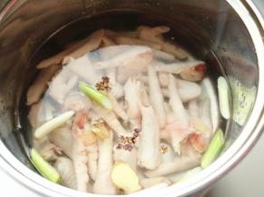 汤锅加水，加葱段姜片和八角一个，放入鸡爪。