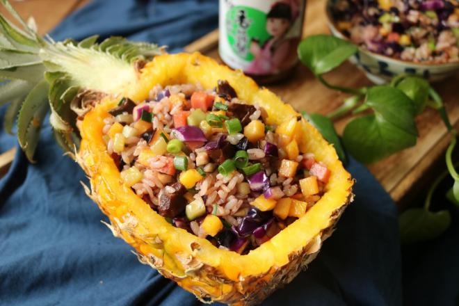 香菇酱五彩菠萝饭