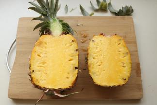 选择个子中等的菠萝，要熟一点的。在1/3处纵剖开。