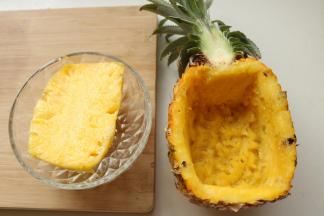 较大的那一半，用稍尖的刀子帮忙，挖出里面的菠萝肉，外壳用来做盛饭的容器。