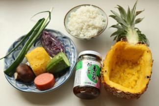 准备好蔬菜等材料，选择5种颜色各异的蔬菜，这样炒出来看着会比较漂亮。