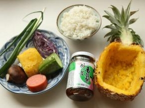 准备好蔬菜等材料，选择5种颜色各异的蔬菜，这样炒出来看着会比较漂亮。