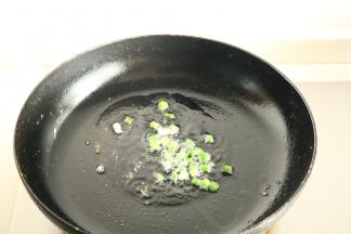 炒锅放油，爆香一部分葱末。