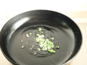 炒锅放油，爆香一部分葱末。