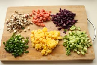 各种材料都切丁，比米粒略大即可，看起来会比较整齐。