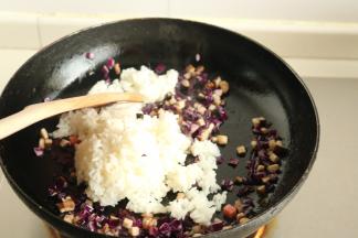 变软后，再下入米饭翻炒，米饭受热后会很快散开成为一粒粒的。