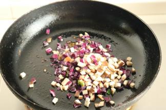 先下入紫橄榄丁和香菇丁翻炒。