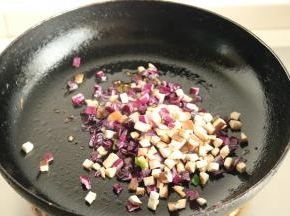 先下入紫橄榄丁和香菇丁翻炒。